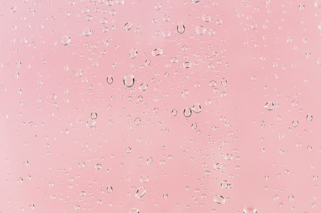 Капли дождя на розовой поверхности