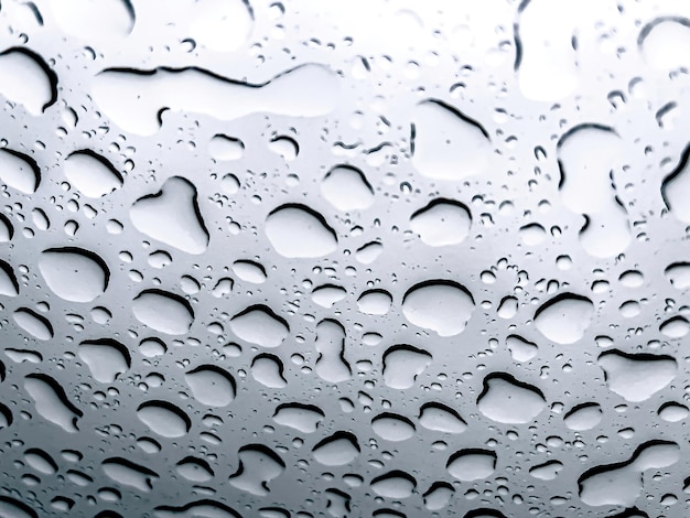 Gocce di pioggia sullo sfondo naturale astratto del primo piano della finestra