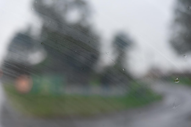 車の窓の後ろの雨の日