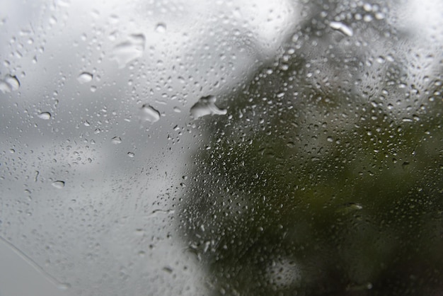 雨の日-車の窓の後ろ