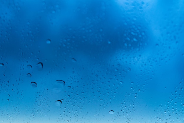 雨の日-車の窓の後ろ