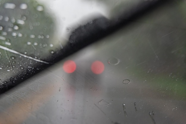 雨の日-車の窓の後ろ