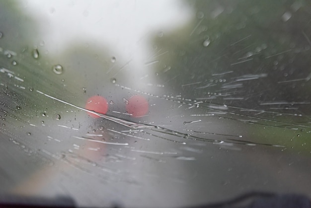 雨の日-車の窓の後ろ