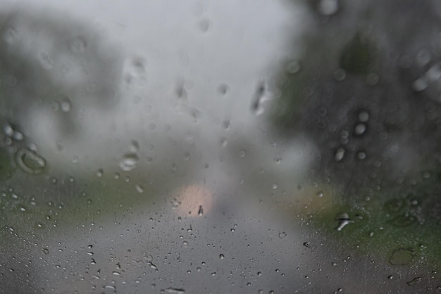 雨の日-車の窓の後ろ