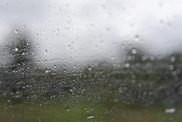 雨の日-車の窓の後ろ