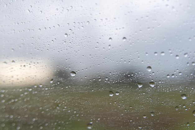 雨の日-車の窓の後ろ