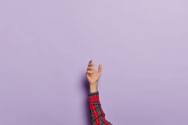 大喜びの10代の少女は 電話での会話中に笑い 胸に手を当て 笑いを止めることができず 携帯電話を耳の近くに置き 面白いジョークを聞き 目を閉じ 紫色の壁に対して屋内でモデルを作成します 無料の写真