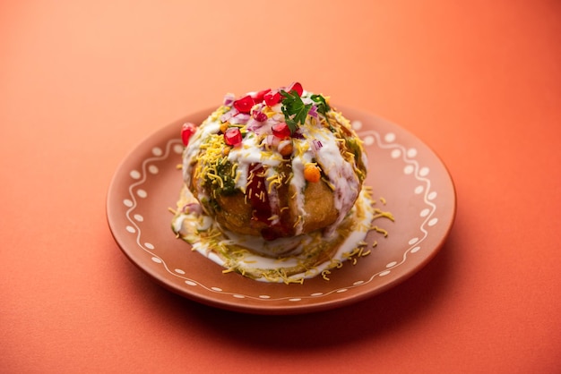 Rajasthani shahi raj kachori, stuffed with potato and sprout filling. served with curd, chutney and sev in a plate Free Photo
