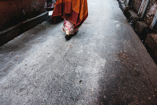 Rajasthani 여자는 거리에서 걷고