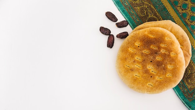 Foto gratuita concetto di ramadan con pane arabo e datteri