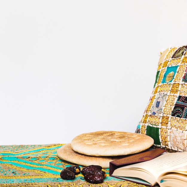 Foto gratuita concetto di ramadan con pane arabo e datteri