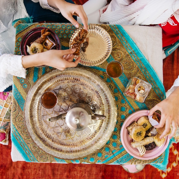 Foto gratuita concetto di ramadan con cibo e té