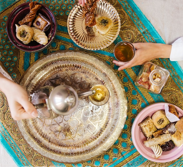 Foto gratuita concetto di ramadan con cibo e té