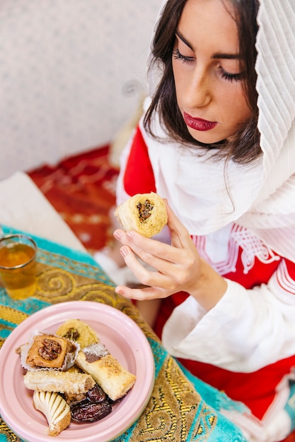 Foto gratuita concetto di ramadan con cibo e té
