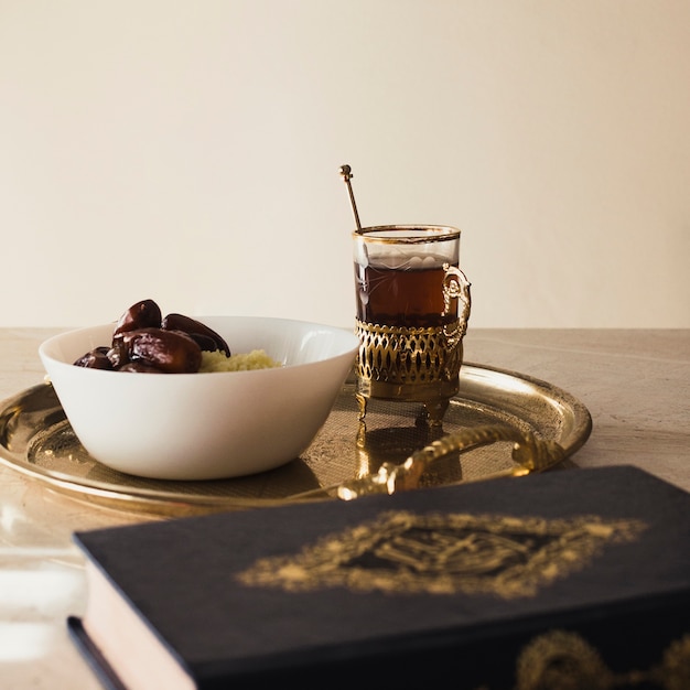 Foto gratuita concetto di ramadan con corano e date