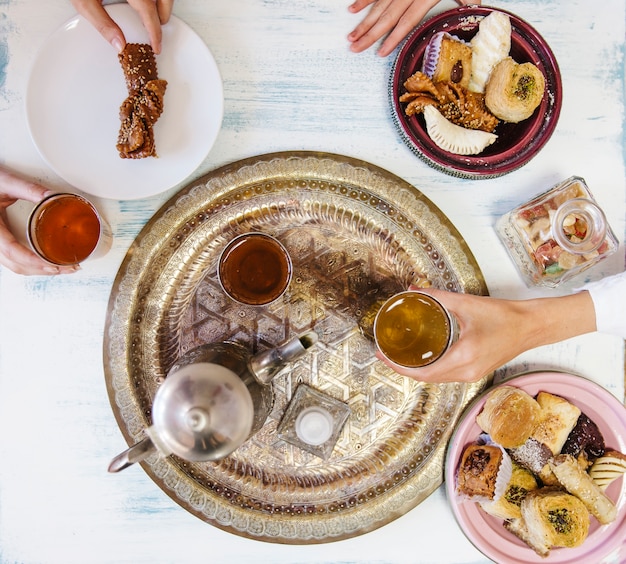 Бесплатное фото Концепция рамадана с чаем
