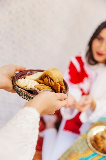 女性が食べ物を受け取るラマダンの概念