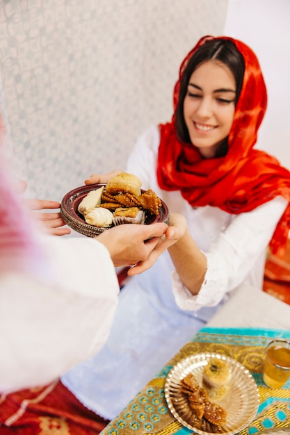 Бесплатное фото Концепция рамадан с женщиной, получающей пищу