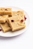 Rava barfi o sooji burfi o barfee è un dolce indiano fatto con semolino, zucchero, burro chiarificato e mandorle