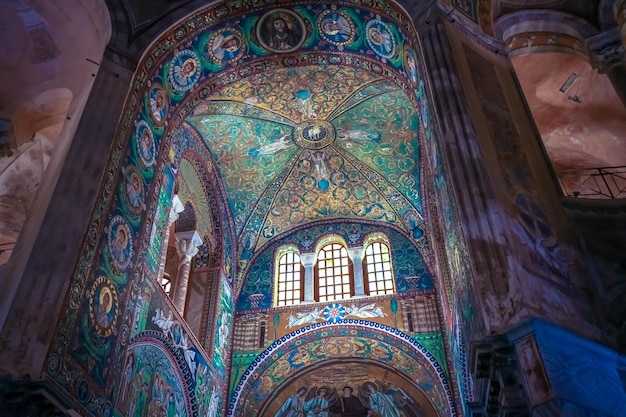 Равенна, италия - около августа 2020 года: историческая византийская мозаика в базилике святого витале