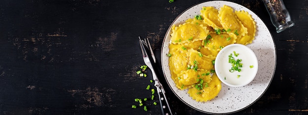 Foto gratuita ravioli con spinaci e ricotta.