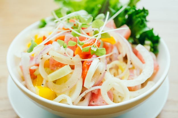 無料写真 生と新鮮なマグロと野菜サラダ