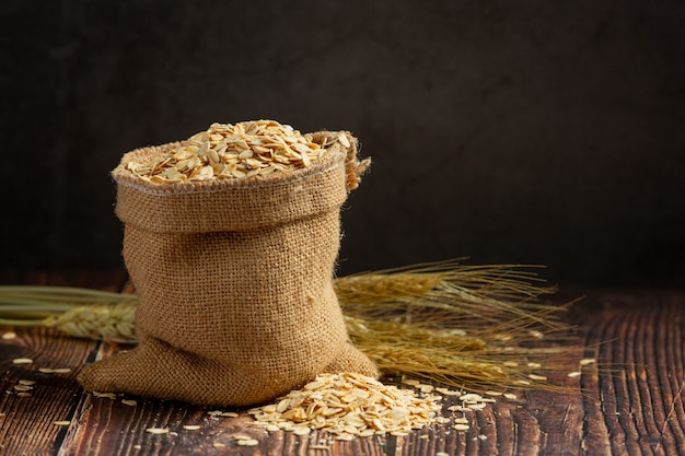 木製の背景の生大麦穀物