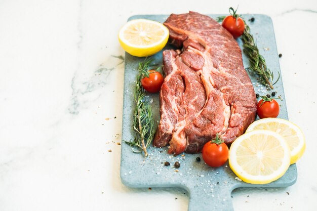 まな板の上の生の牛肉肉