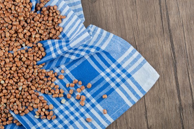 Fagioli nani marroni crudi sulla tavola di legno.