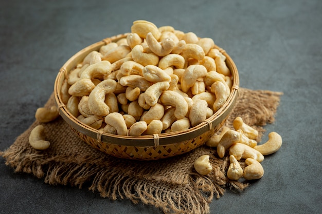 Free photo raw cashews nuts in bowl on dark background