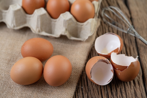건강에 좋은 고단백을위한 생 닭고기 달걀 유기농 식품.