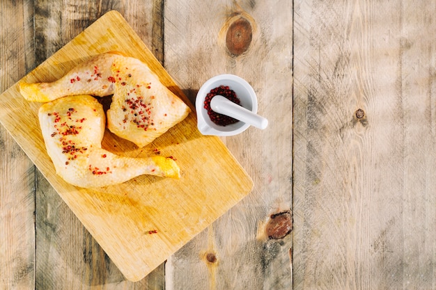 Foto gratuita cosce di pollo crudo e spezie