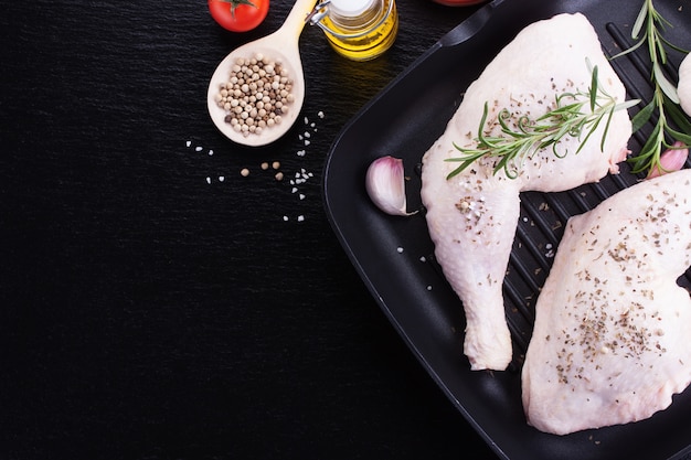 Free photo raw chicken legs with herbs