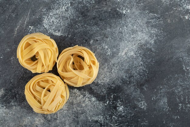 大理石のテーブルに生の乾麺。