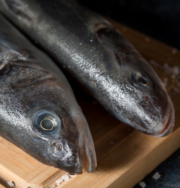 Foto gratuita assortimento di pesce crudo per cucinare