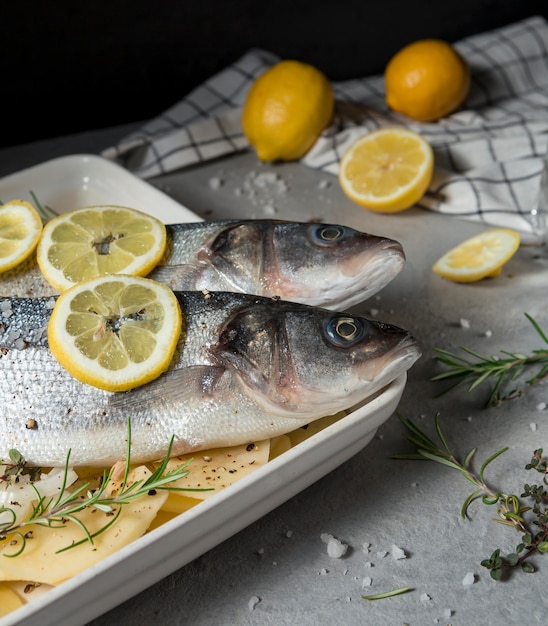 Foto gratuita composizione di pesce crudo per cucinare