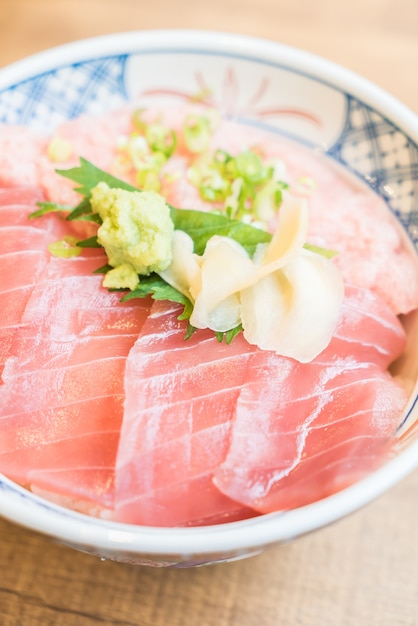 Сырое мясо тунца в рисовой миске
