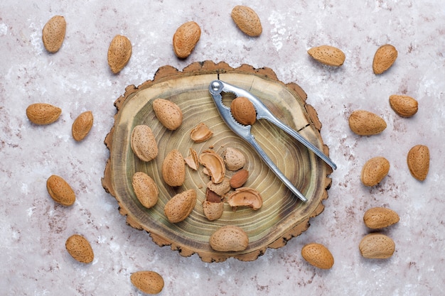 Free photo raw fresh almonds with shell.