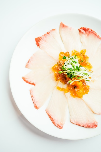 Sashimi fresco crudo della carne di pesce di hamaji in piatto bianco