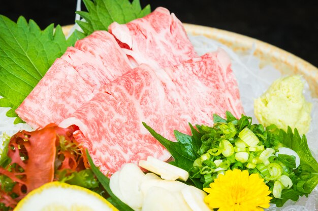 Сырая и свежая мацусака-говядина сашими