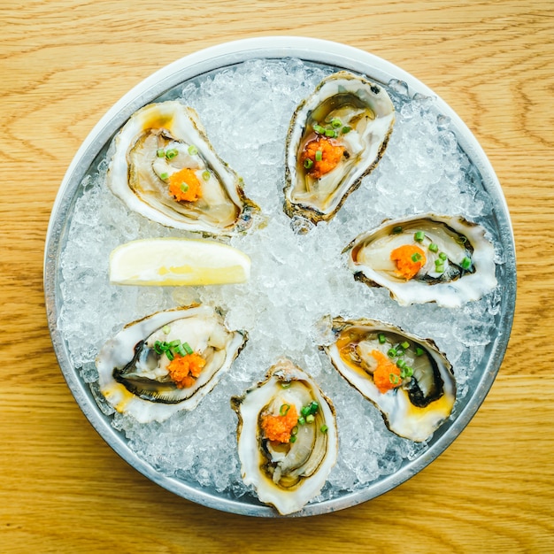 Free photo raw and fresh oyster shell with lemon