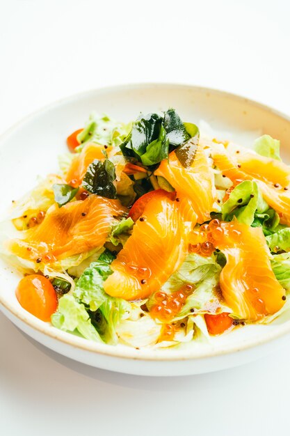 Сырые свежие салями из лосося с овощным салатом