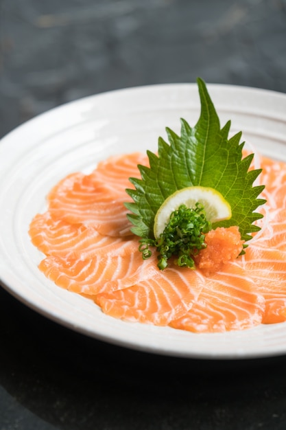 Foto gratuita sashimi di salmone fresco crudo