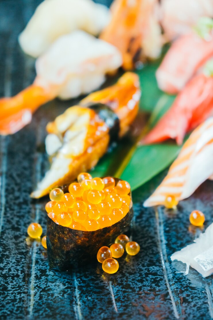 無料Photo 生と新鮮なサーモンのマグロエビと他の寿司