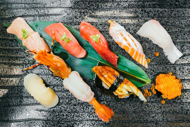 Сырые и свежие креветки тунца из лосося и другие суши
