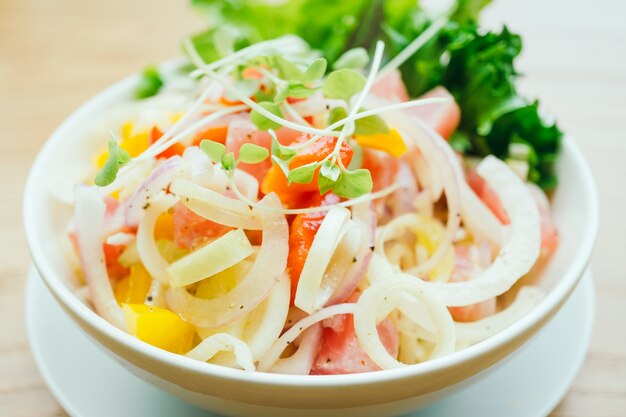 Сырой и свежий тунец с овощным салатом