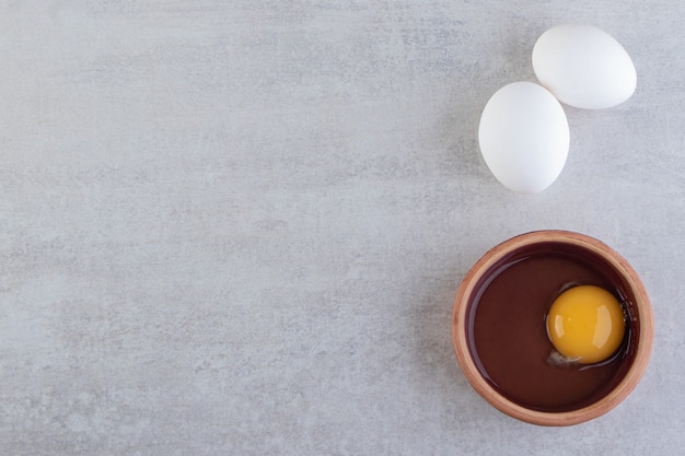 원시 신선한 흰색 닭고기 달걀을 돌 테이블에 배치합니다.