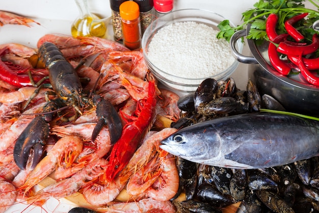 сырые морские продукты и рис на кухне