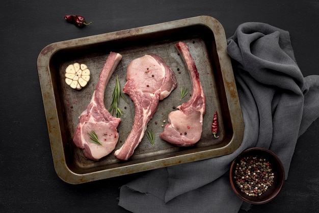 Foto gratuita carne cruda in teglia da forno sul tavolo