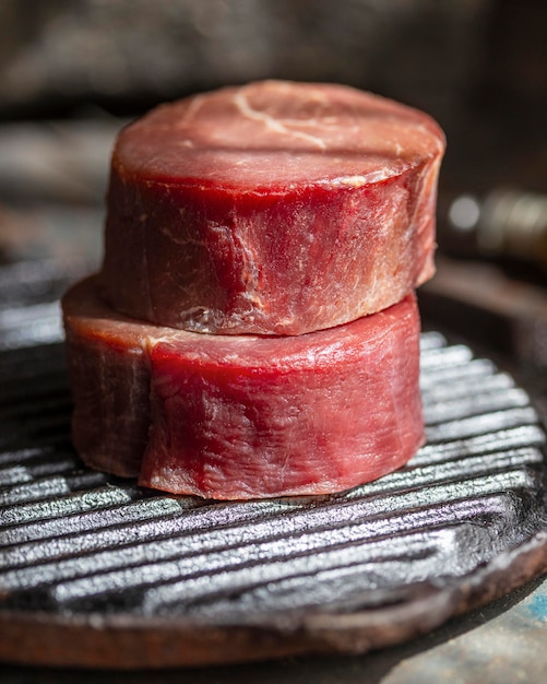 Foto gratuita carne cruda sulla disposizione della griglia